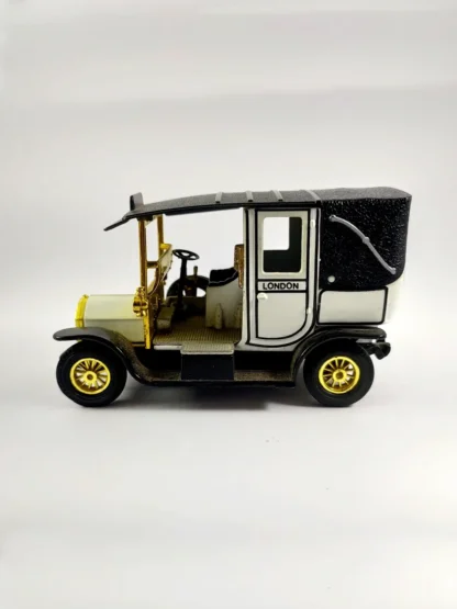 Diecast Vintage Car Model - ACT022
